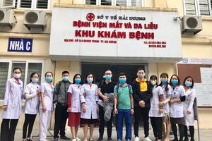 CHUYỆN MỘT NHÀ CÓ 3 "CHIẾN SĨ ÁO TRẮNG" CHỐNG DỊCH COVID-19
